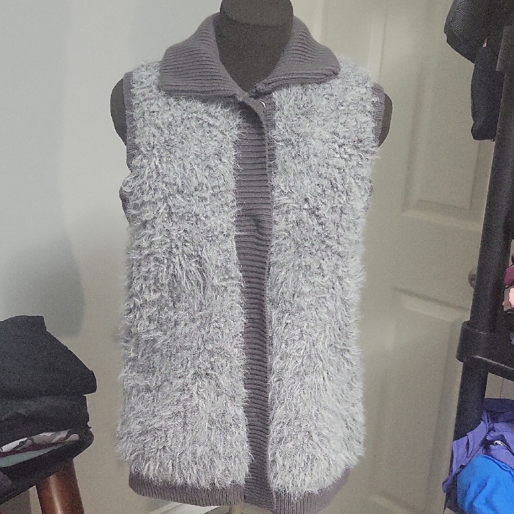 5/$20**Medium ELLE Fuzzy Vest